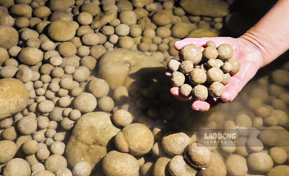 Sau này người dân vào hang lấy nước thì phát hiện có hàng triệu viên đá tròn rất đẹp, họ cho rằng đó là những quả trứng rồng.