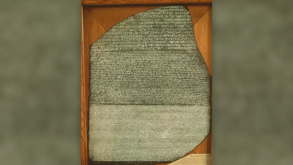 Viên đá Rosetta là chìa khóa để giải mã chữ tượng hình Ai Cập cổ đại. Ảnh chụp màn hình.