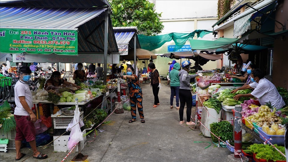 Các sạp hàng tại chợ Bình Thới được chuyển hẳn ra ngoài sân.