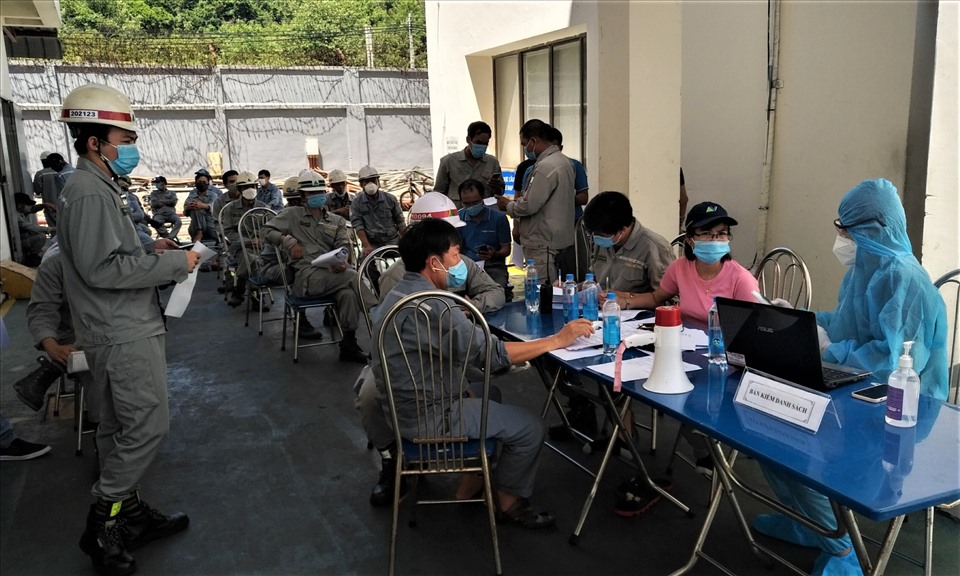 Công nhân đang làm việc “3 tại chỗ” tại Công ty TNHH Đóng tàu Hyundai Việt Nam được tiêm vaccine ngừa COVID-19. Ảnh: Lê Toàn.