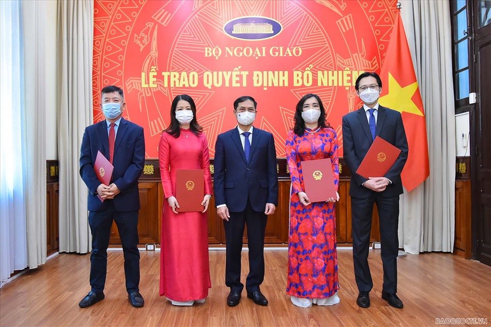 Bộ trưởng Bùi Thanh Sơn trao quyết định bổ nhiệm 3 Trợ lý Bộ trưởng và Phó Trưởng SOM ASEAN trong buổi lễ ngày 18.6. Ảnh: Báo Quốc tế