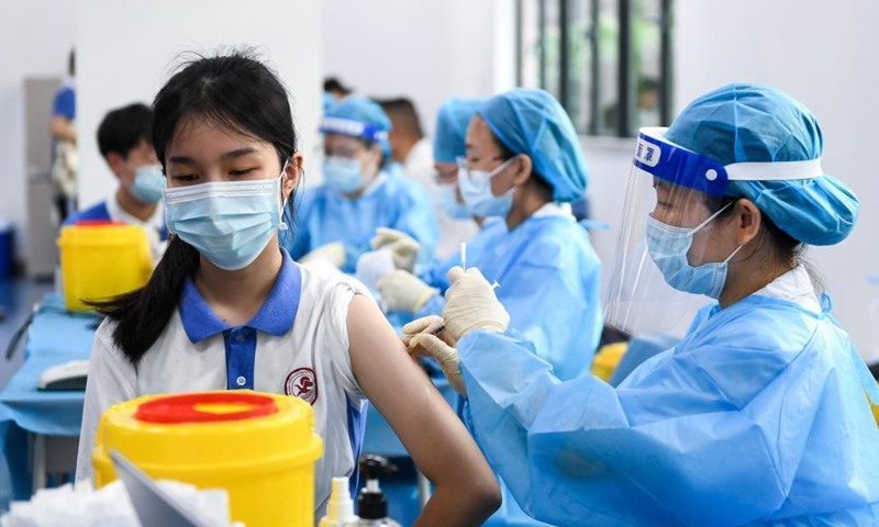 Chương trình tiêm chủng cho học sinh phổ thông tại tỉnh Quảng Đông, Trung Quốc. Ảnh: Xinhua
