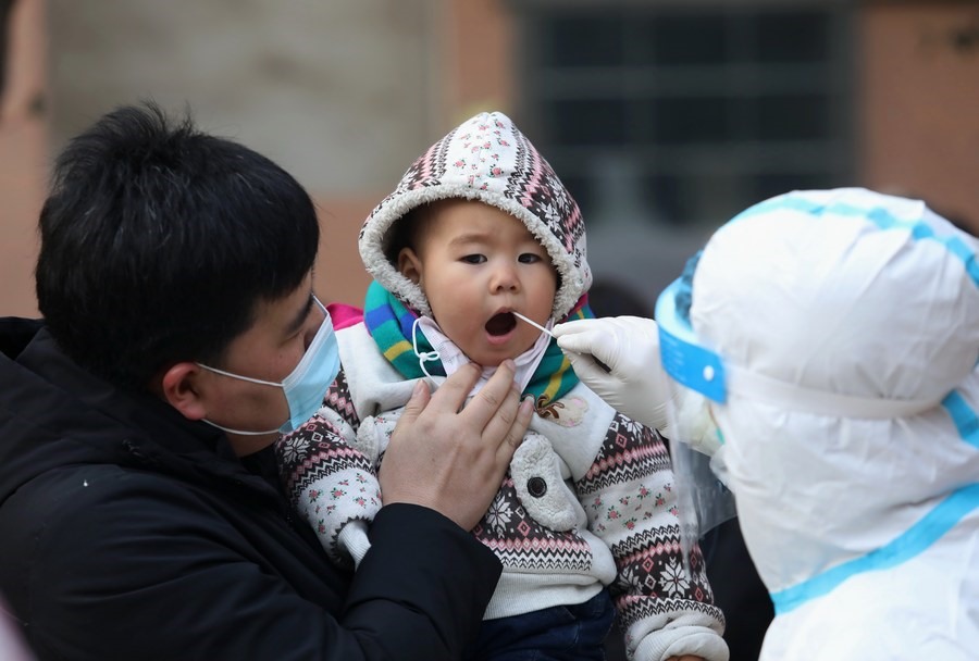 Xét nghiệm nhanh COVID-19 đối với trẻ em ở tỉnh Hà Bắc, Trung Quốc. Ảnh: Xinhua