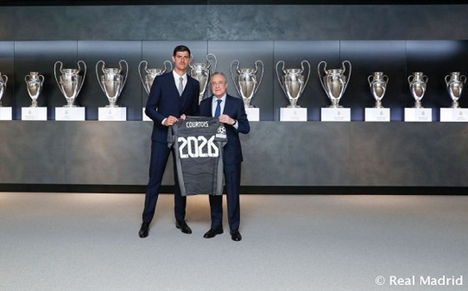 Chủ tịch Perez trao áo đấu cho Courtois trong phòng truyền thống của Real Madrid. Ảnh: Real Madrid CF