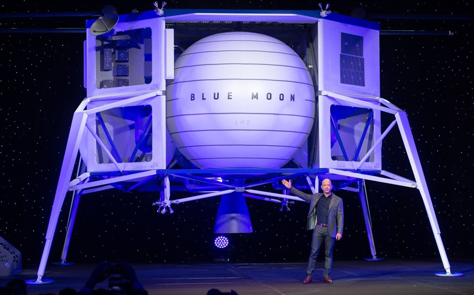 Công ti Blue Origin của tỉ phú giàu nhất thế giới Jeff Bezos đã khởi kiện liên bang về việc NASA trao hợp đồng tàu đổ bộ mặt trăng riêng cho SpaceX. Ảnh: AFP