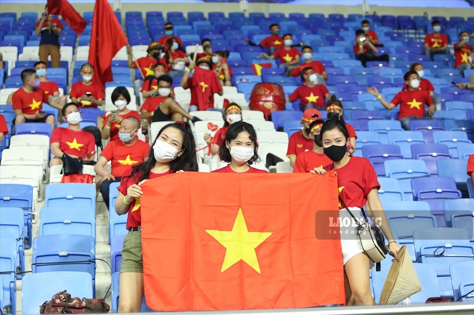 Khán giả cổ vũ đội tuyển Việt Nam trong trận đấu với UAE. Ảnh: Trung Thu