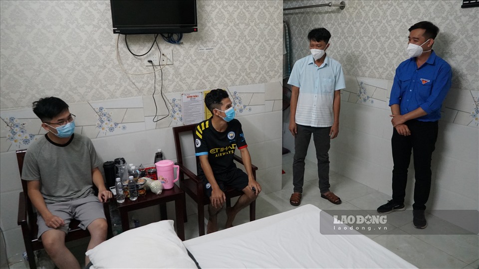 Đây là khách sạn của gia đình anh Huỳnh Quốc Trung (1984). Theo anh Trung, cuối tháng 7 vừa qua, anh cũng bố là ông Bảy Thôn bàn nhau “nhường khách sạn” để hỗ trợ chỗ ăn chỗ ngủ cho lực lượng chống dịch.