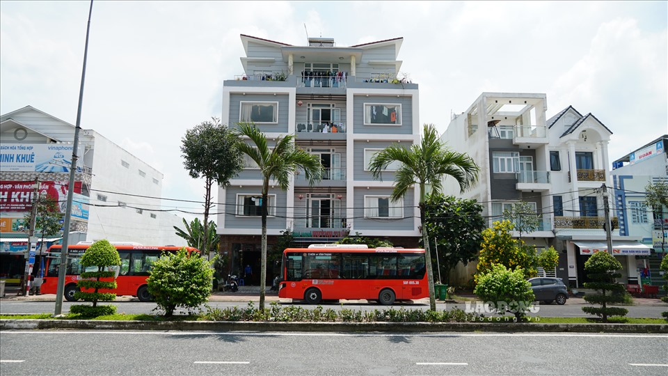 Khách sạn Huỳnh Thôn gồm 5 tầng, hai mặt tiền nằm trên đường Phan Văn Trị, Phong Điền, Cần Thơ - hiện đang là nơi nghỉ ngơi cho hơn 120 nhân viên y tế, sinh viên tình nguyện tham gia công tác phòng chống dịch trên địa bàn huyện.