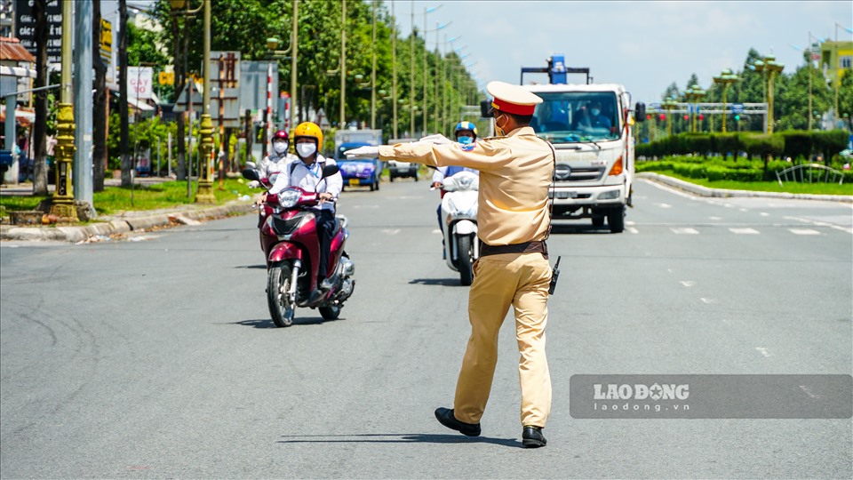 Theo ghi nhận của phóng viên, trên đường Võ Văn Kiệt; Cách mạng Tháng Tám; Nguyễn Văn Linh (phường An Khánh) lực lượng chức năng đã lập chốt, kiểm tra tất cả người và phương tiện di chuyển trên đường.