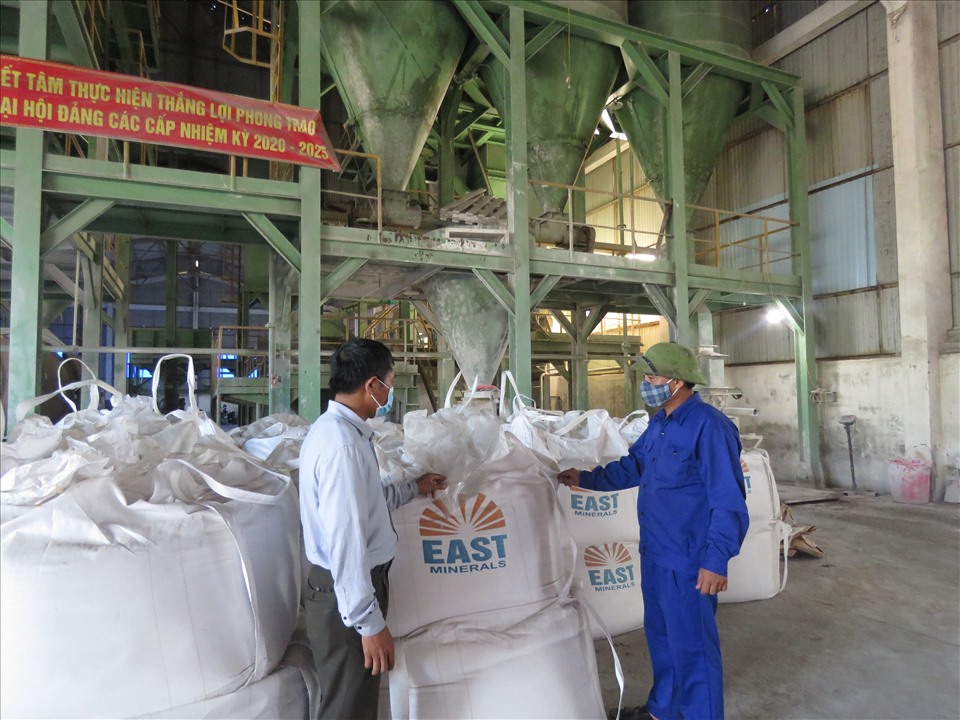 Anh Quang cùng đồng nghiệp kiểm tra đóng gói bột siêu mịn sau khi hoàn thành công đoạn nghiền bột. Ảnh: Ái Chi.