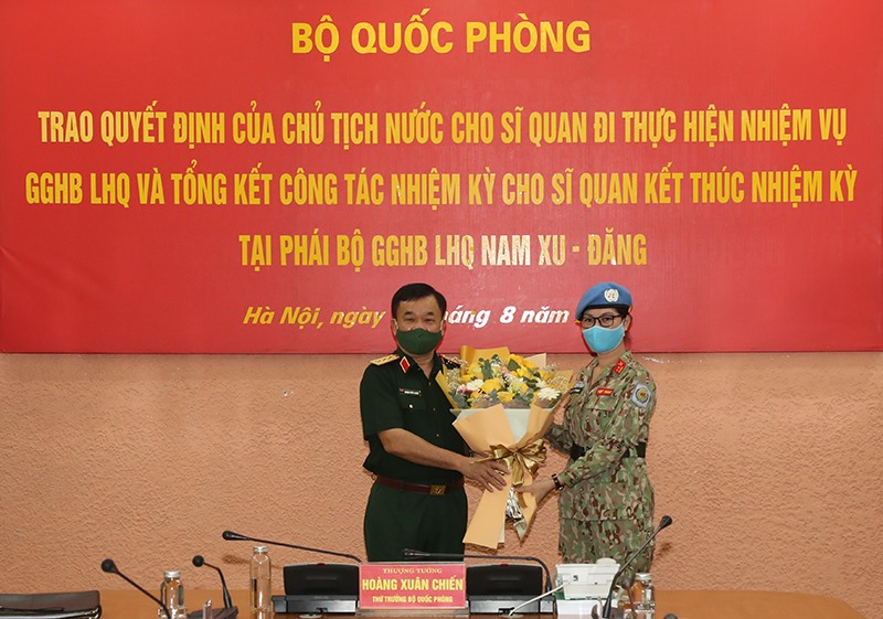 Thượng tướng Hoàng Xuân Chiến chúc mừng Trung tá Nguyễn Thị Minh Phương kết thúc nhiệm kỳ công tác.