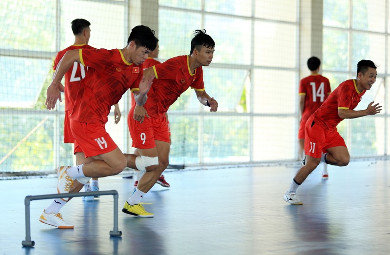 Đội tuyển Futsal Việt Nam đang tập trung rèn thể lực. Ảnh: VFF