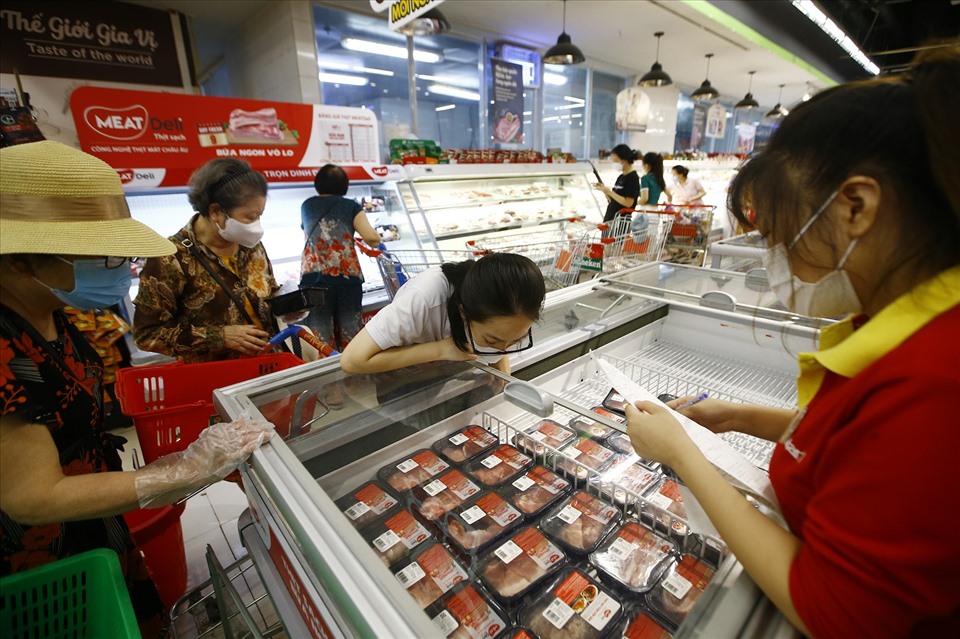Người dân mua thịt sạch MEATDeli tại siêu thị VinMart