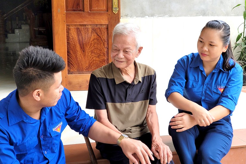 Ông Hoàng Văn Tam (làng Chạp, xã Trung Sơn, Tuyên Quang) hào hứng khi nhắc tới những ký ức về Bác cho thế hệ trẻ. Ảnh: Giang Lam (tư liệu)