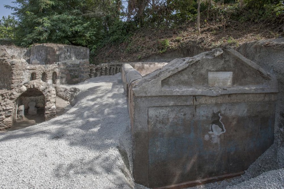 Một vài hình ảnh trong và ngoài ngôi mộ vừa khai quật ở thành phố La Mã cổ đại. Ảnh: Công viên khảo cổ Pompeii