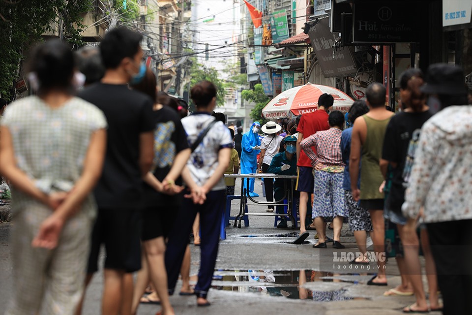 Ông Khổng Minh Tuấn, Phó Giám đốc Trung tâm Kiểm soát Bệnh tật Hà Nội (CDC) chia sẻ trong giai đoạn dịch diễn biến phức tạp, tất cả lực lượng phòng chống dịch của Hà Nội đang nỗ lực tối đa, đẩy nhanh tốc độ lấy mẫu, xét nghiệm. Việc xét nghiệm ngoài CDC còn có hệ thống bệnh viện công như Học viện Quân Y, BV 108, Viện kiểm nghiệm ATVSTP Quốc gia và bệnh viện ngoài công lập như Medlatec, Vinmec… cùng chung tay thực hiện nhằm đáp ứng thời gian trả kết quả trong vòng 24h theo yêu cầu của Bộ Y tế.