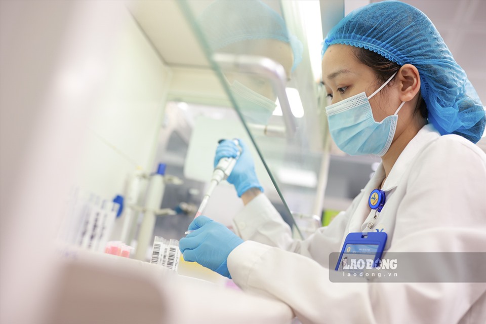 Kỹ thuật viên Phạm Thị Trang thuộc Trung tâm Xét nghiệm Medlatec nhúng mẫu vào các ống nghiệm để đưa vào hệ thống máy tự động phân tích. Sau 3.5 giờ đồng hồ phân tích theo công nghệ RT-PCR hệ thống sẽ cho kết quả xét nghiệm.