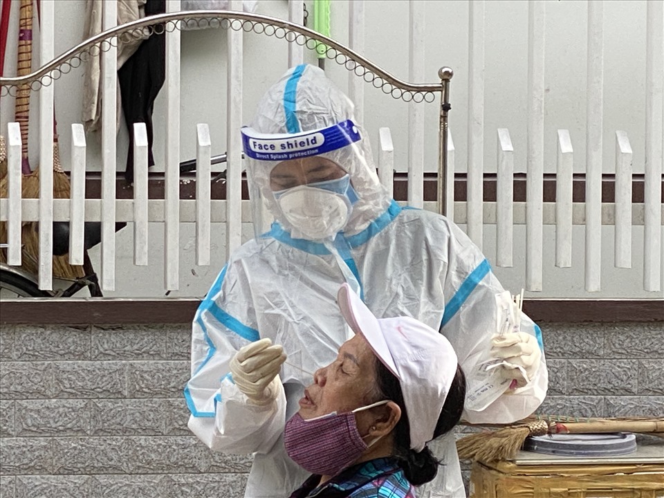 Đại diện 300 ngàn hộ dân ở Đà Nẵng được xét nghiệm, kiểm tra lây nhiễm SARS-CoV-2, trong vòng bảy ngày “khoá chặt” thành phố. ảnh NTH