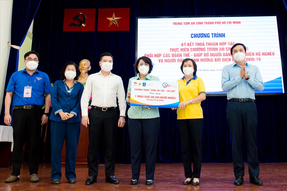 Ông Nguyễn Đình Trung - Chủ tịch Tập đoàn Hưng Thịnh (thứ ba từ trái qua) cùng đại diện ban tổ chức chương trình “Vòng tay Việt - Sài Gòn” chung tay trao tặng một triệu suất ăn cho người nghèo tại TP.HCM