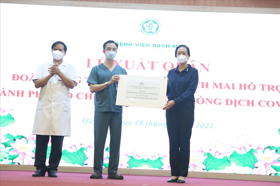 Bà Phạm Thanh Bình, Chủ tịch Công đoàn Y tế Việt Nam trao hỗ trợ của Công đoàn Y tế Việt Nam tới đoàn công tác. Ảnh: Bảo Hân