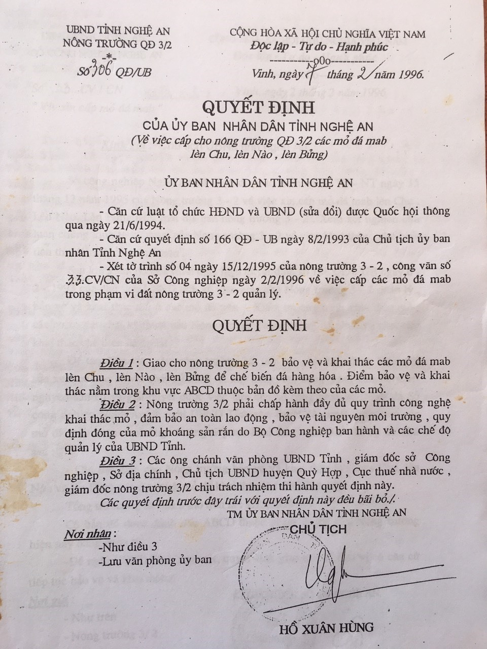 Quyết định của UBND tỉnh Nghệ An cho phép Nông trường 3-2 khai thác đá tại mỏ Lèn Chu, lèn Nào, lèn Bửng (huyện Quỳ Hợp) từ tháng 2/1996. Ảnh: HĐ