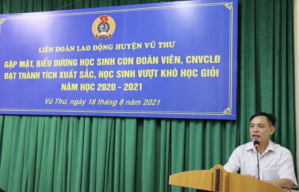 Phó chủ tịch UBND huyện Vũ Thư - Phạm Công Diện phát biểu tại buổi gặp mặt các cháu là con đoàn viên, CNLĐ đạt thành tích cao trong năm học vừa qua. Ảnh: B.M