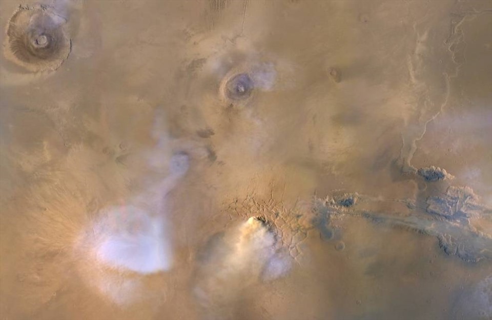 Đám mây màu trắng vàng trong bức ảnh là một “tháp bụi” trên sao Hỏa - đám mây bụi tập trung lơ lửng cách bề mặt hàng km. Những đám mây màu trắng xanh là những đám mây hơi nước. Ảnh: NASA