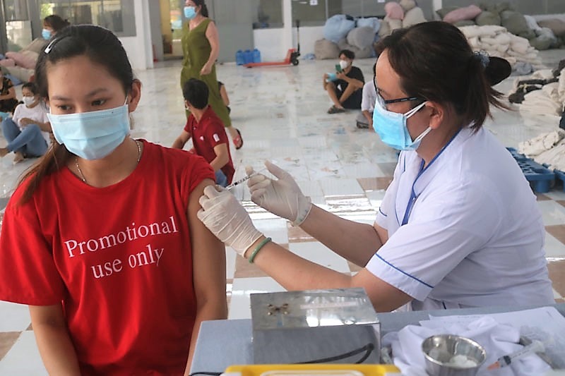 Công nhân Công ty TNHH Dệt may Vinh Hưng (xã Đại Phước, huyện Càng Long) được tiêm vaccine phòng COVID-19. Ảnh: Trí Dũng