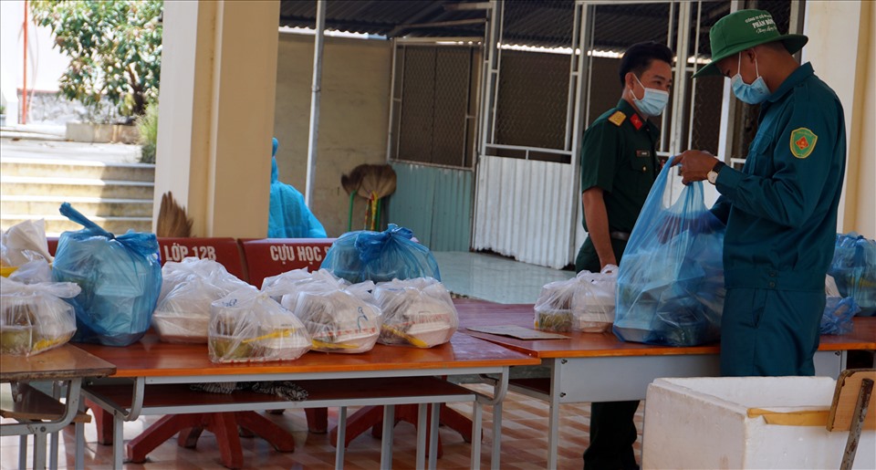 Chuẩn bị bữa cơm cho những người cách ly tại điểm cách ly tập trung Trường THPT Võ Văn Kiệt, huyện Phước Long, tỉnh Bạc Liêu. Ảnh: Nhật Hồ