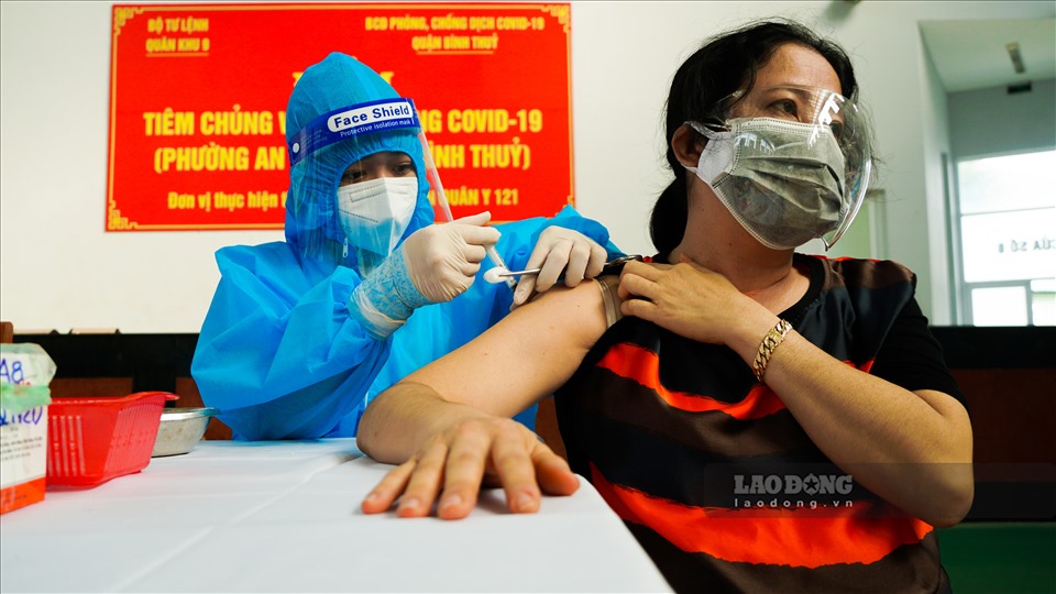 Tiêm vaccine COVID-19 cho người dân Cần Thơ. Ảnh: Tạ Quang.