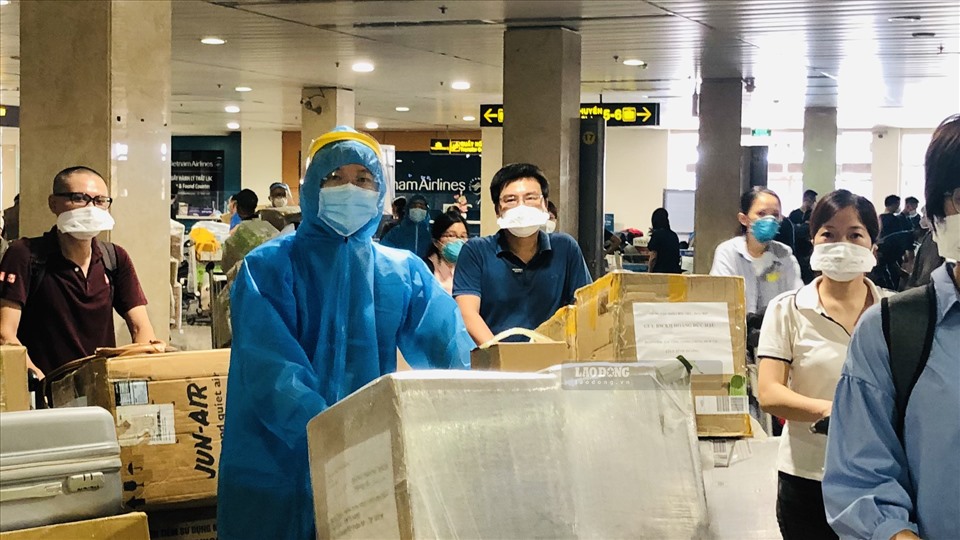 Kỹ thuật viên xét nghiệm vừa xuống sân bay Tân Sơn Nhất. Ảnh: Nguyễn Ly