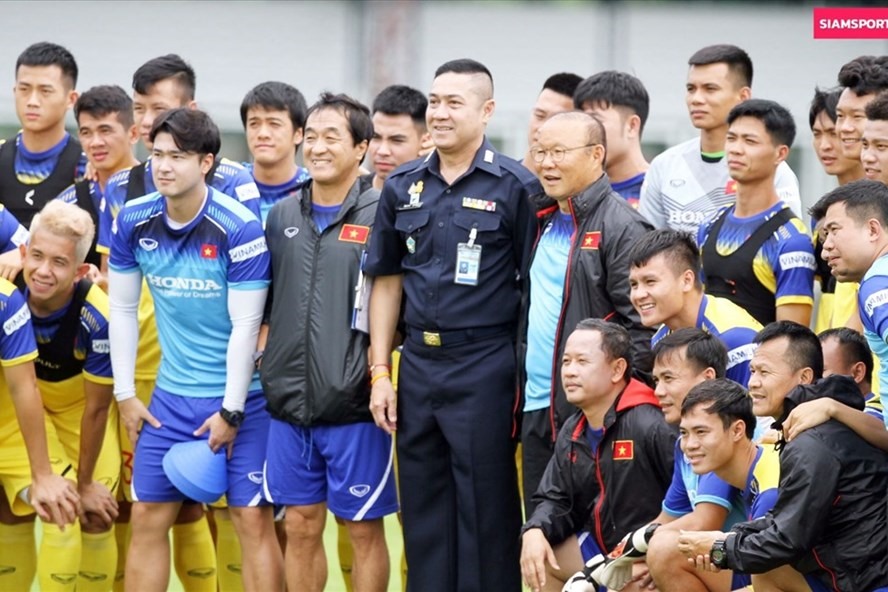 Cựu danh thủ Piyapong Pue-on từng là “khách VIP” trong một buổi tập của tuyển Việt Nam trên đất Thái Lan. Ảnh: Siam Sport