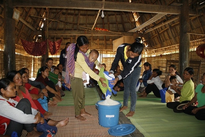 Mô hình Hũ gạo tiết kiệm của Hội Phụ nữ huyện Đắk Tô