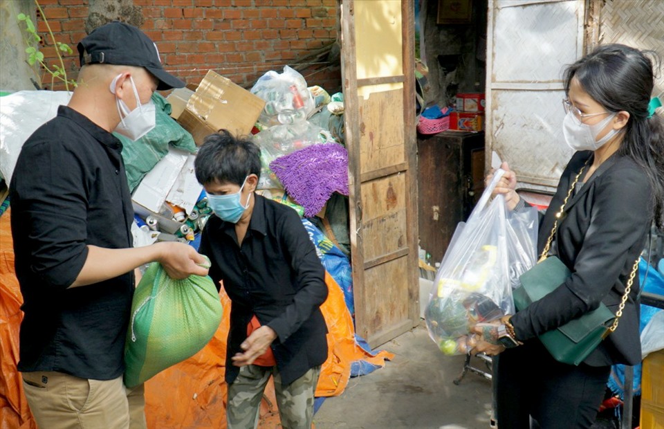 PUN Ninh Thuận trao quà hỗ trợ cho người nghèo ở phường Kinh Dinh. Ảnh: Huỳnh Hải.