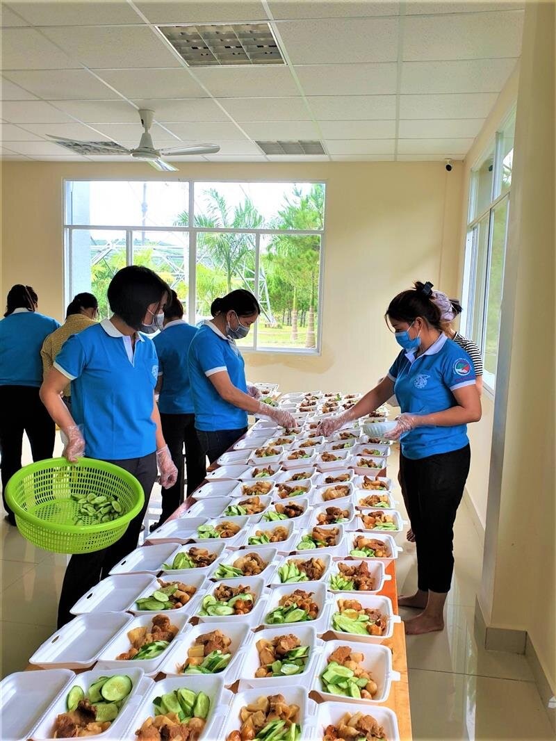 Phụ nữ Lâm Đồng nấu bữa ăn tươi hỗ trợ tuyến đầu chống dịch COVID-19