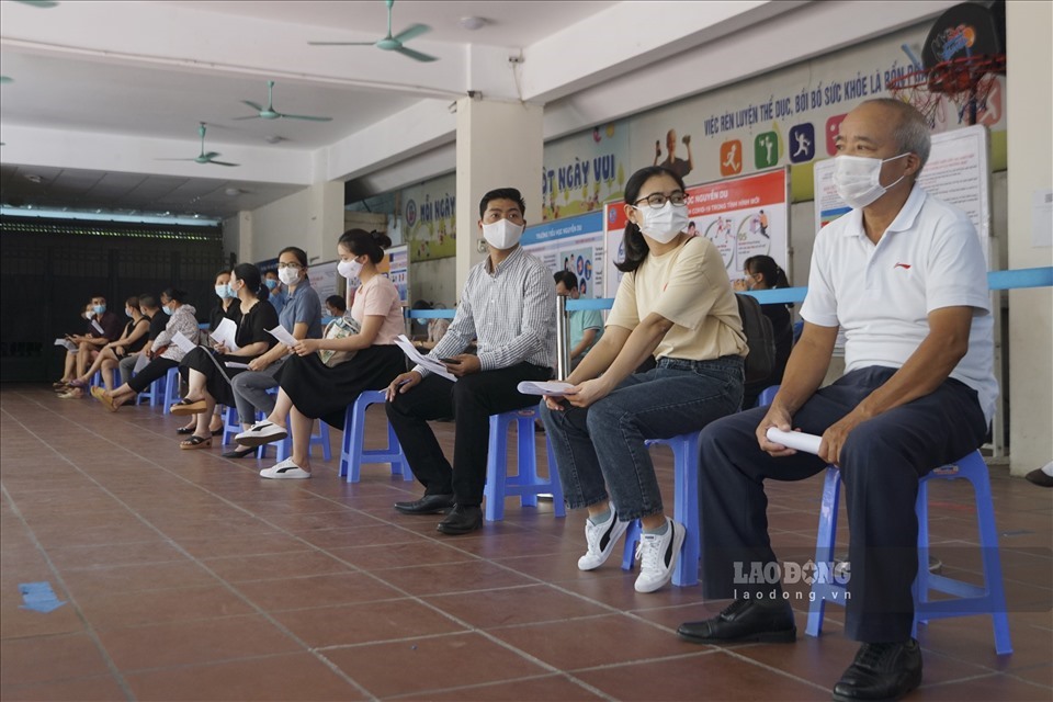Người dân Hà Nội xếp hàng chờ tiêm vaccine. Ảnh: Tùng Giang