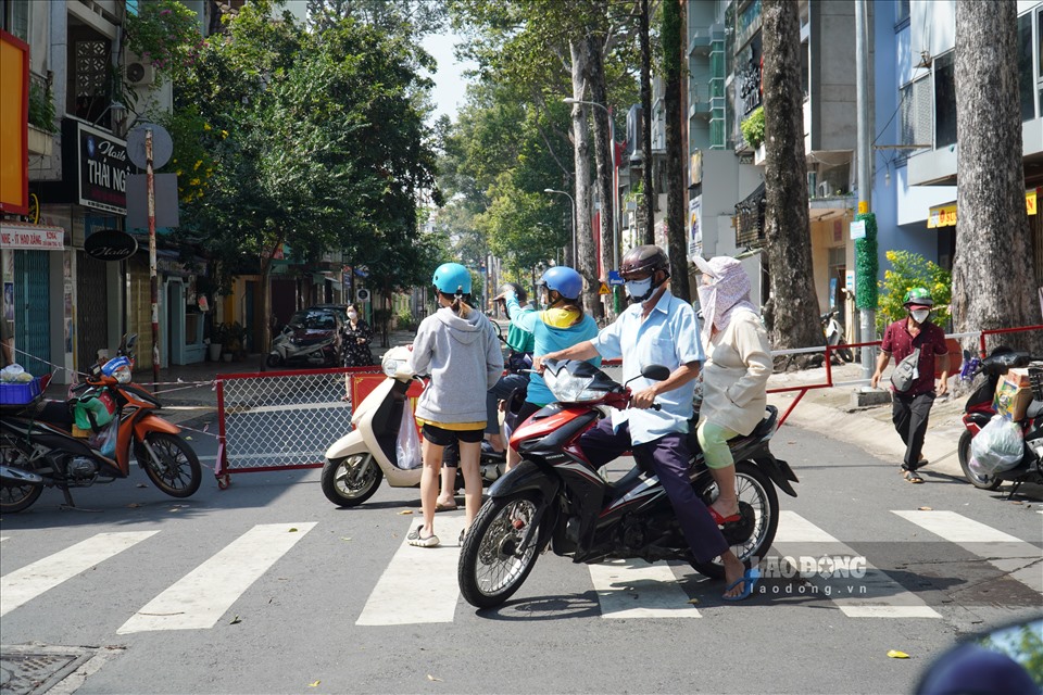 Nhiều người dân phải chuyển hướng lưu thông khác khi gặp các chốt chặn trên đường.