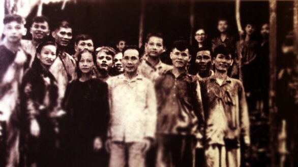 Các đồng chí trong Ban bạo động khởi nghĩa giành chính quyền tại Quảng Nam - Đà Nẵng năm 1945 được trưng bày tại Bảo tàng Đà Nẵng. Người đứng giữa là ông Lê Văn Hiến.