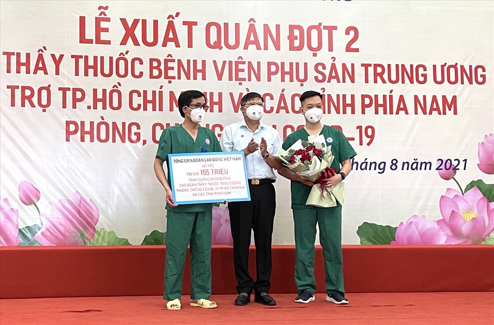 Ông Phan Văn Anh - Phó Chủ tịch Tổng LĐLĐVN (giữa ảnh) trao hỗ trợ và động viên y, bác sĩ vào TP.Hồ Chí Minh chống dịch COVID-19. Ảnh: Việt Lâm
