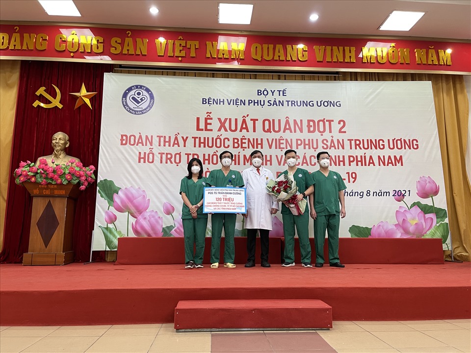 Phó Chủ tịch Tổng LĐLĐVN Phan Văn Anh (giữa ảnh) động viên và trao hỗ trợ cho y, bác sĩ Bệnh viện Phụ sản Trung ương. Ảnh: Việt Lâm