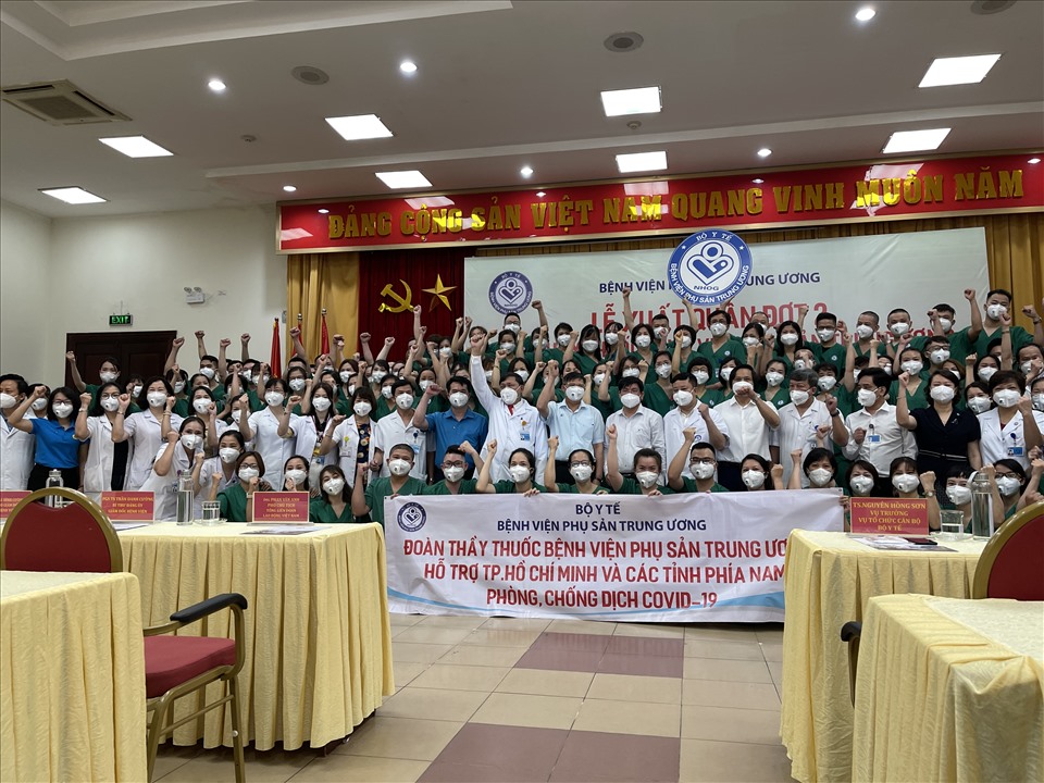 Đoàn y, bác sĩ Bệnh viện Phụ sản Trung ương cùng các đồng nghiệp quyết tâm chiến thắng dịch COVID-19. Ảnh: Việt Lâm