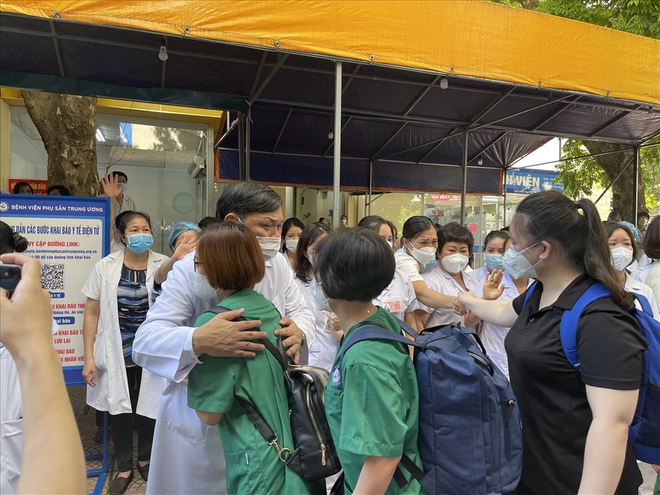 Lãnh đạo Bệnh viện ôm động viên, từng thành viên trong Đoàn công tác... Ảnh: Việt Lâm