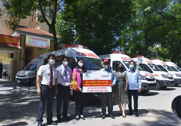 Chủ tịch Ủy ban MTTQ TP Nguyễn Lan Hương tiếp nhận xe cứu thương và máy thở từ các đơn vị.