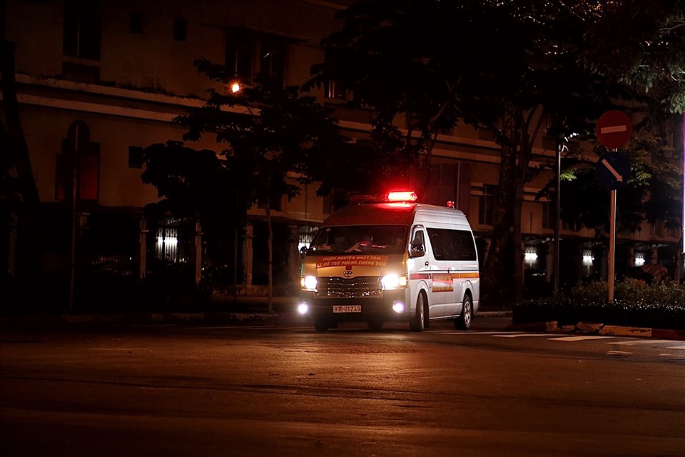 Đội ngũ y tế, tài xế xe cứu thương vẫn hoạt động suốt đêm, tiếng còi vẫn vang vọng trong đêm.