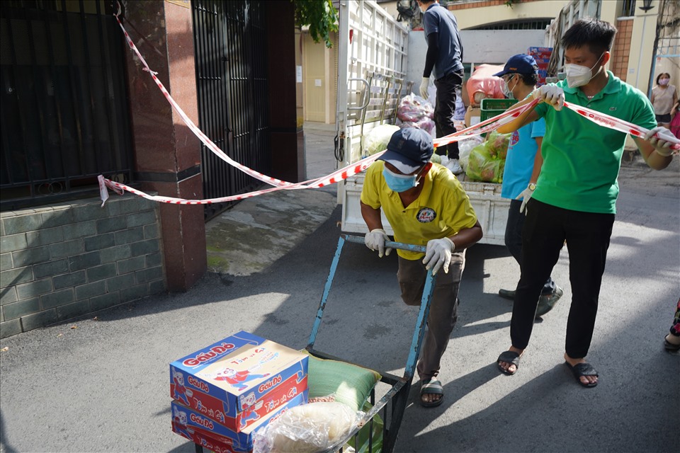 Để người dân an tâm chống dịch, chính quyền địa phương nhiều khu vực trên địa bàn Thành phố hỗ trợ nhu yếu phẩm đến tận nhà cho người dân. Hình ảnh cán bộ, tình nguyện viên UBND phường 9, quận Phú Nhuận mang nhu yêu phẩm cho các sinh viên, người thuê trọ.