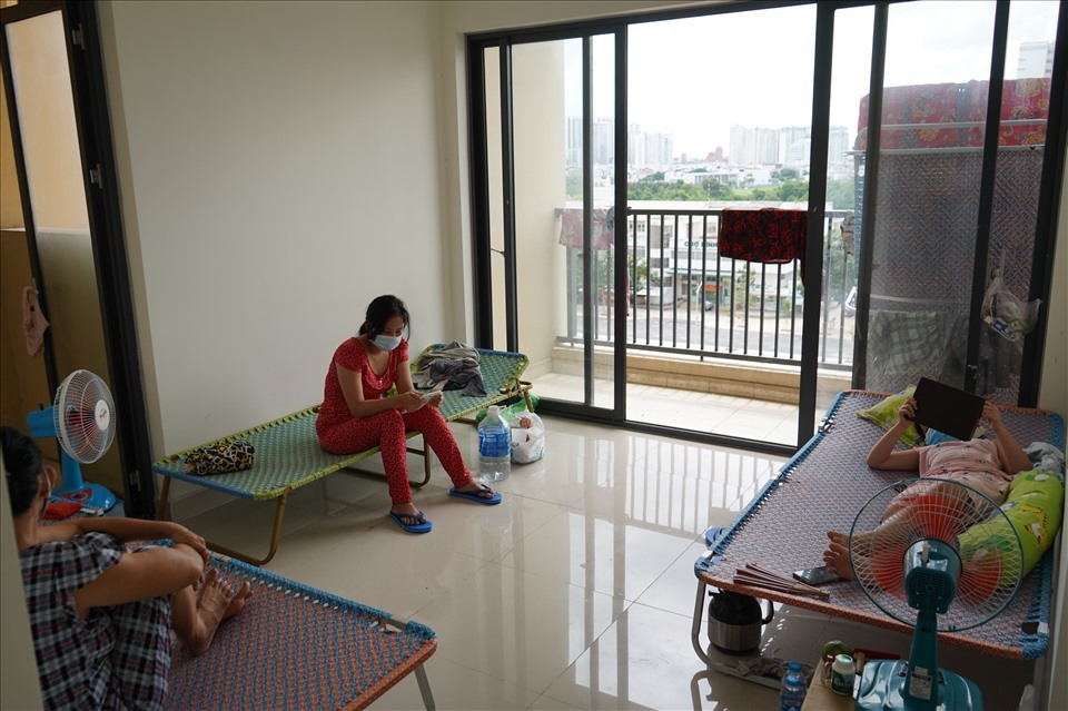Các bệnh nhân đang điều trị trong Bệnh viện Dã chiến điều trị COVID-19 số 8 ại chung cư tái định cư Bình Khánh, Khu đô thị mới Thủ Thiêm (TP.Thủ Đức).