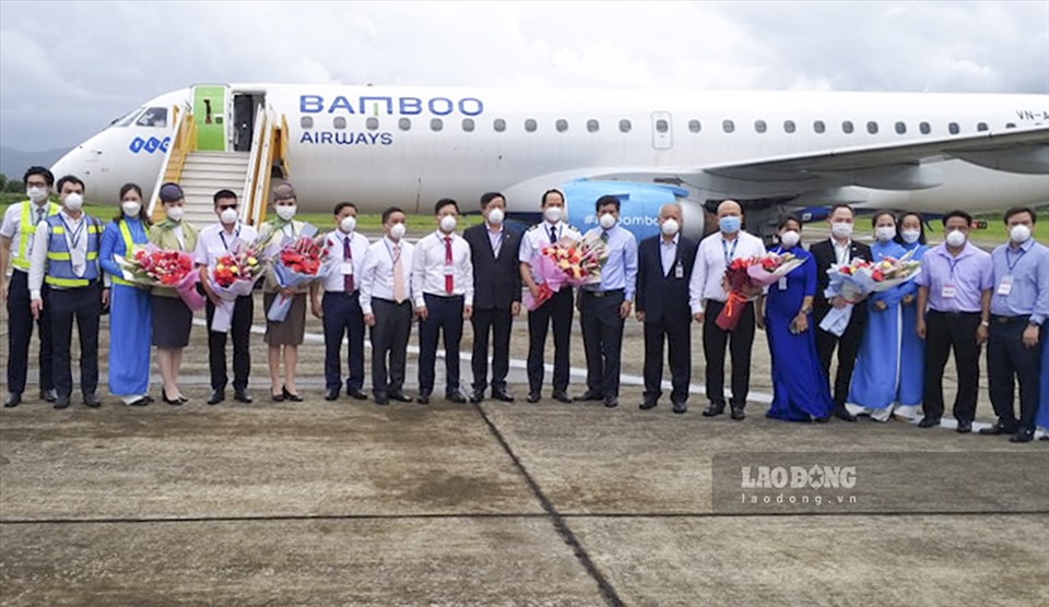 Lãnh đạo tỉnh Điện Biên ra sân bay chúc mừng phi hành đoàn.