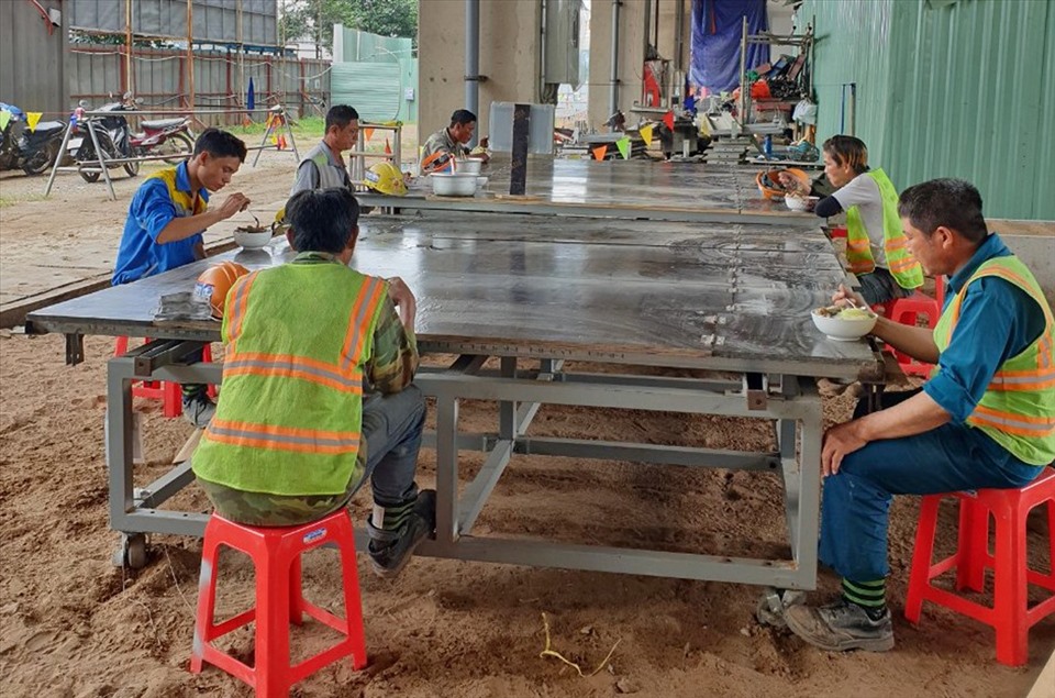 Công nhân ăn trưa tại công trường tuyến metro số 1. Ảnh: MAUR