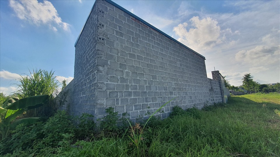 Tại khu vực giáp bờ sông Kìm, một hộ dân vừa xây dựng xong khu tường bao, quây giữ đất nông nghiệp. Ảnh: T.D