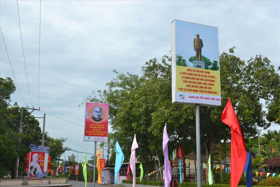 Vào những ngày này, Khu di tích được trang trí trang trọng đón sự kiện 133 năm Ngày sinh Chủ tịch Tôn Đức Thắng (20.8.1888-20.8.2021).